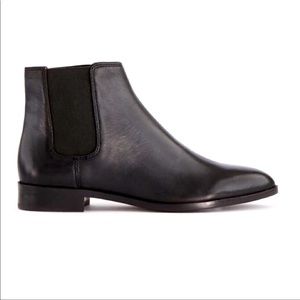 Ann Taylor Gail Chelsea Boots in Black. Size 7.5M
